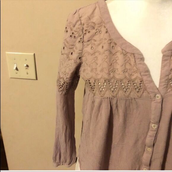 ⭐️ AEO Embroidered Blouse - Picture 4 of 5